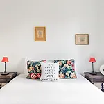 Monica's Place: A Friends' Inspired * Lisboa
