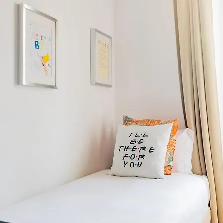 Monica's Place A Friends' Inspired Apartment Lisbon