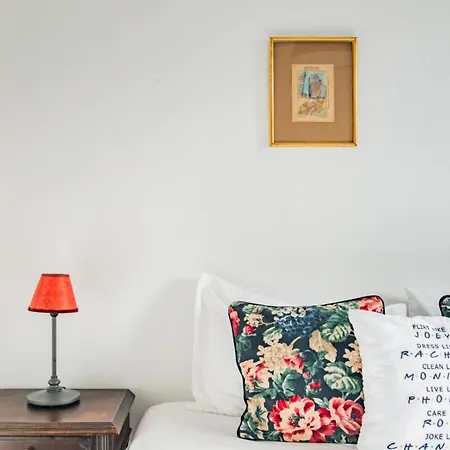 Monica's Place: A Friends' Inspired Appartement *