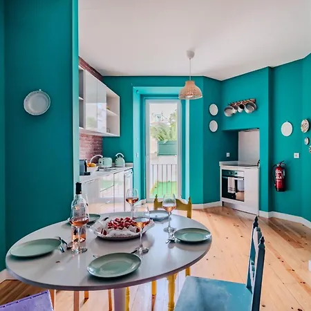 Monica's Place: A Friends' Inspired リスボン