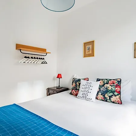 Monica's Place: A Friends' Inspired Lissabon